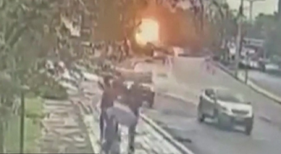 തുർക്കിയിലെ ഭീകരാക്രമണ ദൃശ്യങ്ങള്‍ പുറത്ത്; കാറില്‍ നിന്ന് ഇറങ്ങിയോടി; പിന്നെ തീഗോളവും