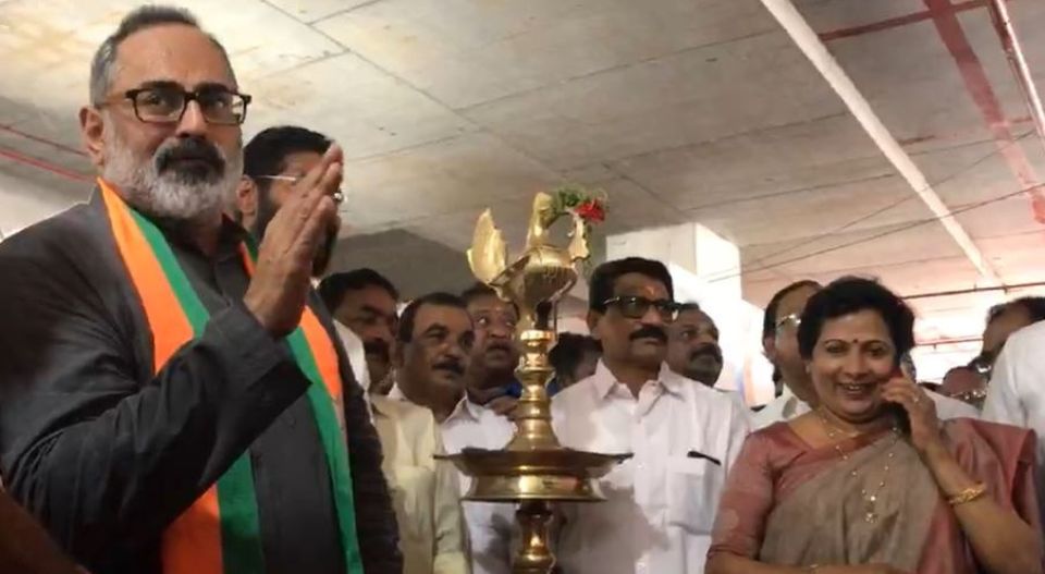 പത്മിനിയും മകനും ബിജെപിയില്; ഒപ്പം തമ്പാനൂര് സതീഷും; കൈ വിടുന്ന നേതാക്കളുടെ എണ്ണം കൂടുന്നു; പ്രാധാന്യമുളള ആരും പോയിട്ടില്ലെന്ന് വി.ഡി.സതീശന്