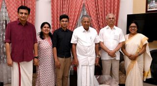 ക്ലിഫ് ഹൗസിലെത്തി മുഖ്യമന്ത്രിക്ക് ജന്മദിന ആശംസ നേര്‍ന്ന് ഗവര്‍ണര്‍; നിലവിളക്ക് അടക്കം കൈനിറയെ സമ്മാനങ്ങളും