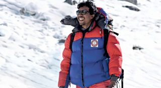ഷെയ്ഖ് ഹസന്‍ ആപത്തില്‍; കുടുങ്ങി കിടക്കുന്നത് 17000 അടി മുകളില്‍