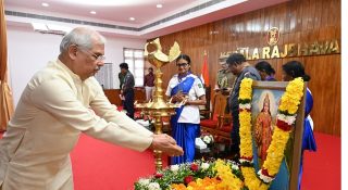 ഭാരതാംബയെ വിട്ടൊരു കളിയില്ല; പരിപാടി രാജ്ഭവനിലെങ്കിൽ ഭാരതാംബ ചിത്രം ഉറപ്പ്; വിവാദങ്ങൾ കൊഴുക്കുന്നു