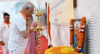 കാവി കൊടിയേന്തിയ ഭാരതാംബയെ വിട്ടൊരു കളിക്കില്ല ഗവര്‍ണര്‍; യോഗാദിനാഘോഷം തുടങ്ങിയതും ചിത്രത്തില്‍ പുഷ്പാര്‍ച്ചന നടത്തി