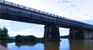 ഭര്‍ത്താവിനെ വിട്ട് കാമുകനൊപ്പം ഇറങ്ങി; പിന്നാലെ ഒന്നിച്ച് പുഴയില്‍ ചാടി; നീന്തി രക്ഷപ്പെട്ട് യുവതി; മുങ്ങിപ്പോയി യുവാവിനായി തിരച്ചിൽ