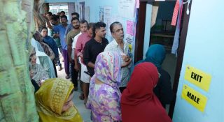 നിലമ്പൂരിലെ ബൂത്തുകളില്‍ വോട്ടര്‍മാരുടെ നീണ്ടനിര; വിജയം അവകാശപ്പെട്ട് സ്ഥാനാര്‍ത്ഥികള്‍; അന്‍വറിന്റെ ആത്മവിശ്വാസത്തിനും കുറവില്ല