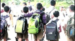 പുതിയ സ്കൂൾവർഷത്തിലെ ആദ്യ അവധി സമ്മാനിച്ച് മഴ… പക്ഷെ എല്ലാവർക്കുമില്ല