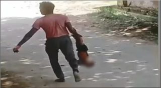 സ്വന്തം കുഞ്ഞിനെ കെട്ടിത്തൂക്കി തെരുവിലൂടെ വലിച്ചിഴച്ചു!! വിഷയം സ്ത്രീധന തർക്കത്തിൽ ഭാര്യയെ സമ്മർദ്ദത്തിലാക്കാൻ