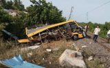 ലെവല്‍ ക്രോസ് ദുരന്തമായി; ട്രയിന്‍ പാഞ്ഞ് കയറിയത് സ്‌കൂള്‍ ബസിലേക്ക്; 3 വിദ്യാര്‍ഥികള്‍ക്ക് ദാരുണാന്ത്യം