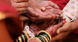 വിശാലഹൃദയനും നന്മ നിറഞ്ഞവനുമായ ഭര്‍ത്താവ്; നാല് മക്കളുടെ അമ്മയായ ഭാര്യയെ കാമുകന് വിട്ടുകൊടുത്തു; ജീവനാണ് പ്രധാനം