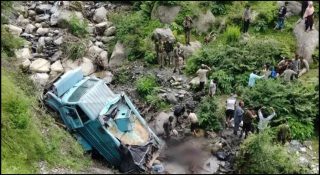 സിആർപിഎഫ് വാഹനം കൊക്കയിലേക്ക് മറിഞ്ഞ് മൂന്ന് സൈനികർ മരിച്ചു; അപകടം ജമ്മു കശ്മീരിൽ