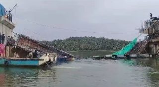 കൊയിലാണ്ടിയിൽ നിർമ്മാണത്തിലിരുന്ന തോരായിക്കടവ് പാലം തകർന്നു; പാലം നിർമ്മിക്കുന്നത് 24 കോടി ചെലവിട്ട്