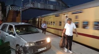 കാറോടിച്ച്  റെയിൽവേ പ്ലാറ്റ്ഫോമിൽ കയറ്റി പട്ടാളക്കാരൻ; അടിച്ച് പൂസായി പരാക്രമം; കേസെടുത്ത് പോലീസ്