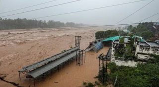 ജമ്മുവിലും ഹിമാചലിലും കനത്ത പ്രളയത്തിൽ 9 മരണം; മണ്ണിനടിയിൽ ഒട്ടേറെ പേർ; നിരവധി സ്ഥലങ്ങൾ ഒലിച്ചുപോയി