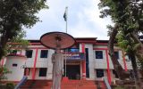 തടവുകാർക്ക് എറിഞ്ഞുകൊടുത്ത ഫോണും ലഹരിയും ജയിൽ ഉദ്യോഗസ്ഥർ പിടികൂടി; ഒരാൾ കസ്റ്റഡിയിൽ