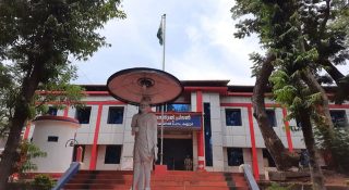 തടവുകാർക്ക് എറിഞ്ഞുകൊടുത്ത ഫോണും ലഹരിയും ജയിൽ ഉദ്യോഗസ്ഥർ പിടികൂടി; ഒരാൾ കസ്റ്റഡിയിൽ