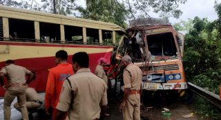 വട്ടപ്പാറയില്‍ കെഎസ്ആര്‍ടിസി ബസ് ലോറിയിലേക്ക് ഇടിച്ചു കയറി; ഇരുപതോളം പേര്‍ക്ക് പരുക്ക്