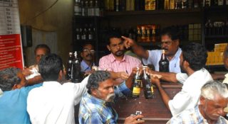 ചിലര്‍ മദ്യം മറ്റൊരു കുപ്പിയിലേക്ക് ഒഴിച്ചു മാറ്റി; മറ്റുചിലര്‍ അവിടെ നിന്നു തന്നെ കുടിച്ചു തീര്‍ത്തു; 20 രൂപ തിരികെ വാങ്ങാന്‍ കുടിയന്‍മാരുടെ ബുദ്ധി പലവിധം