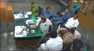 ദളിത് യുവാവിനെ കൊണ്ട് മുട്ടുകുത്തിച്ച് ഡിഎംകെ കൗൺസിലർ; കേസെടുത്ത് പൊലീസ്