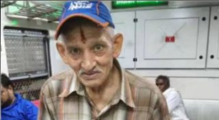 ഒരു നേരത്തെ അന്നത്തിനായി മധുര പലഹാരങ്ങൾ വിൽക്കുന്ന 80കാരൻ; മകളുള്ളത് ലണ്ടനിൽ