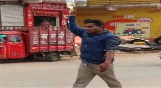 വ്യാജ ചികിത്സയോ, അനാസ്ഥയോ? കൈയ്യിൽ ഡ്രിപ്പുമായി മാർക്കറ്റിലൂടെ നടക്കുന്ന രോഗി; വീഡിയോ വൈറൽ