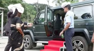 മല കയറാന്‍ തുടങ്ങി രാഷ്ട്രപതി; പമ്പാ സ്‌നാനത്തിന് ശേഷം ഇരുമുടിയുമായി യാത്ര