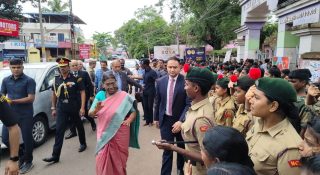 കുട്ടികളെ കണ്ട് റോഡിലിറങ്ങി രാഷ്ട്രപതി; സ്‌കൂളില്‍ വിരിഞ്ഞ പൂക്കള്‍ നല്‍കി സ്വീകരിച്ചു; എല്ലാവരേയും നടന്ന് കണ്ട് മടക്കം