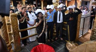 ശബരിമലയില്‍ ദര്‍ശനം നടത്തി രാഷ്ട്രപതി ദ്രൗപതി മുര്‍മു ; പൂര്‍ണകുംഭം നല്‍കി സ്വീകരിച്ച് തന്ത്രി