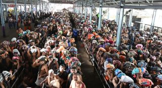 15 മണിക്കൂര്‍ വരെ ക്യൂ; കുടിവെള്ളം  ലഭിക്കുന്നില്ലെന്നും പരാതി; ശബരിമലയില്‍ ക്രമീകരണങ്ങള്‍ എല്ലാം പാളി