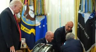 തടികുറക്കാനുള്ള മരുന്നിന്റെ വില കുറയ്ക്കുമെന്ന് ട്രംപ്; കുഴഞ്ഞ് വീണ് കമ്പനി പ്രതിനിധി; വൈറ്റ് ഹൗസിൽ നാടകീയ സംഭവങ്ങൾ