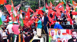 തദ്ദേശ തിരഞ്ഞെടുപ്പില്‍ ഇഞ്ചോടിഞ്ച് പോരാട്ടം; അപ്രതീക്ഷിത മുന്നേറ്റം നടത്തി യുഡിഎഫ്; ബിജെപിയും ഞെട്ടിക്കുന്നു