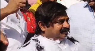 മണ്ഡലത്തിൽ വെള്ളമെത്തി, മുടി മുറിച്ച് എംഎൽഎ; 4 വർഷത്തെ കാത്തിരിപ്പിന് അവസാനം