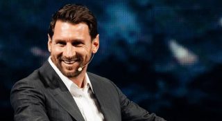 ഫുട്‌ബോൾ മിശിഹ ഇന്ത്യയിൽ; കാണാനായി തിങ്ങിക്കൂടി ആയിരങ്ങൾ