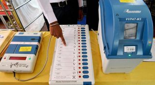 എല്‍ഡിഎഫിന് വോട്ട് ചെയ്യുമ്പോള്‍ തെളിയുന്നത് ബിജെപി ചിഹ്നത്തിലെ ലൈറ്റ്; പരാതിയെ തുടര്‍ന്ന് വോട്ടിങ് നിര്‍ത്തി