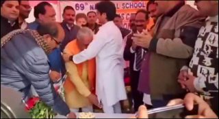 73കാരനായ എംഎൽഎ 31കാരന്റെ കാലുപിടിച്ചു! വീഡിയോ വൈറൽ; വിവാദത്തിൽ ബിജെപി