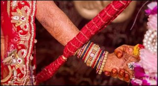 ഇഷ്ടപ്പെട്ടയാളെ വിവാഹം കഴിച്ചാൽ ഊരുവിലക്ക്; കുടുംബങ്ങളെ ഒറ്റപ്പെടുത്താൻ ഗ്രാമക്കൂട്ടത്തിന്റെ വിചിത്ര തീരുമാനം